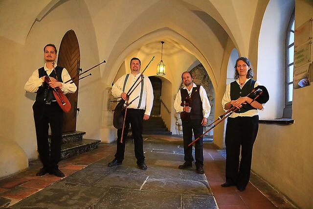 Im Grazer Franziskanerkloster nahm Sepp Pichler (2. von rechts, seit Jahren bei der Langen Nacht der Kirchen ehrenamtlich engagiert) mit dem „Hümmelchen-Quartett“ des Konserva-toriums Graz alte geistliche Lieder mit vier Dudelsäcken ganz neu auf.  | Foto: Eibler