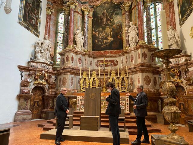Bischof Wilhelm Krautwaschl präsentiert mit Diözesankonservator Heimo Kaindl (im Bild rechts – Bildmitte: Thomas Stanzer) – in einem vielbeachteten Video den renovierten Grazer Dom. | Foto: Paar