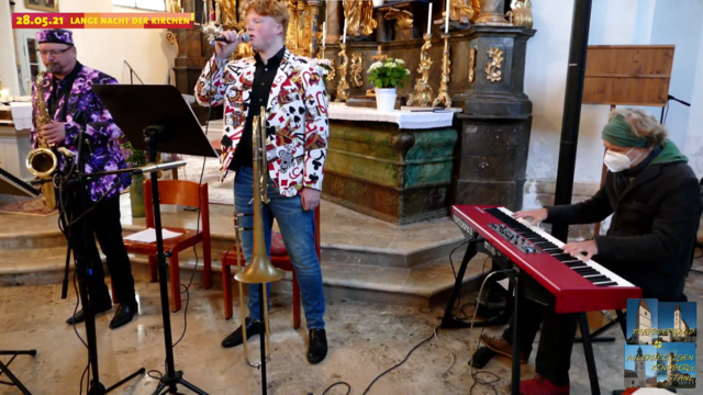 Im Live-Stream feiert Andreas Monschein in der Pfarrkirche Stanz/M. einen Gottesdienst, der von Archie &amp; Friends mit jazzigen Klängen gestaltet wird. | Foto: Pfarre