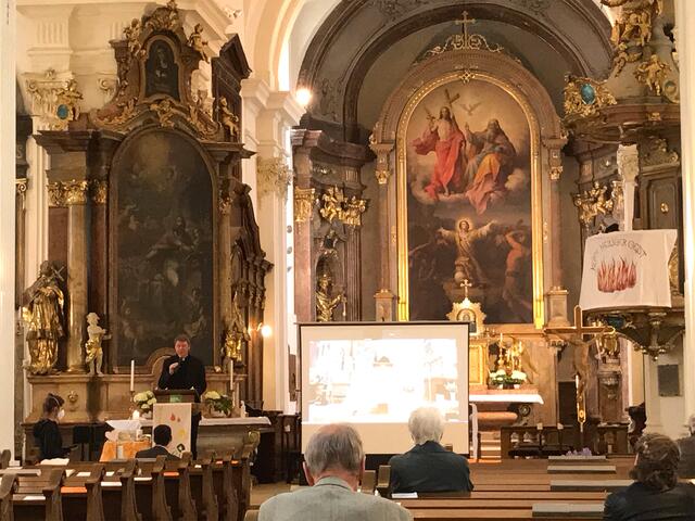 Hofbauer-Weg online: Eine Online-Pilgerwegführung mit sieben Stationen wurde in der „Langen Nacht der Kirchen“ entlang des Klemens-Hofbauer-Weges quer durch das Weinviertel angeboten, dazu kamen jeweils Gebetsimpulse zu den sieben Werken der Barmherzigkeit nach Bischof Joachim Wanke. Den Auftakt machte die Pfarre Retz, weil Hofbauer hier als junger Priester am Weg nach Polen einst beim Schulmeister gewohnt hat. Nach einer Kurzpräsentation der jeweiligen Pfarre prägten zahlreiche Impulse aus dem Leben des Wiener Stadtpatrons den Abend. Weiter ging es im Stundentakt über Zellerndorf und Röschitz nach Stockerau, Höflein/Donau und Klosterneuburg, bevor der zumeist „virtuell begleitete Pilgerweg“ nach Mitternacht in Maria am Gestade endete.
 | Foto: Wolfgang Linhart