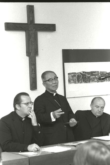 Diözesanrat 1975. Josef Platzer, steirischer Priester in Korea, Bischof Joseph Chang und Bischof Johann Weber, unter denen die von der Katholischen Frauenbewegung getragene Diözesanpartnerschaft gegründet wurde. | Foto: Archiv