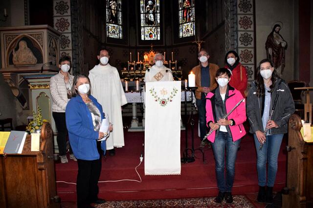 „Junge Kirche“ in Dobermannsdorf: Guten Anklang fand die „Lange Nacht der Kirchen“ in der Pfarre Dobermannsdorf. Nach Jubelgeläut, Anbetung und Maiandacht, wurde der erste Teil der Apostelgeschichte – „Das Leben der jungen Kirche“ – in der nur durch Kerzen beleuchteten Kirche von Diakon Karl Hinnerth und dem Team der Lektorinnen und Lektoren, untermalt durch Flötenmusik, zu Gehör gebracht. | Foto: Pfarre Dobermannsdorf