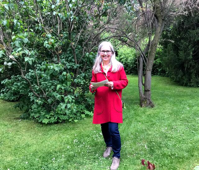 Was summt denn da? Der Pfarrgarten mitten im weltbekannten Heurigenort Grinzing entpuppt sich als kleines Paradies. Landschaftsökologin Judith Braunisch führte zu biblischen Pflanzen wie der Maulbeere, dem Weinstock und dem Feigenstrauch. Hier leben Vögel, Larven und Schmetterlinge .Vor der Pfarrkirche stehen übrigens zwei Naturdenkmäler: eine 300 Jahre alte Sommerlinde und eine 124 Jahre alte Eiche. Die Vielfalt des Lebens zeigte sich auch auf der grünen Wiese, auf der die Jungscharkinder endlich wieder spielen dürfen. | Foto: Sophie Lauringer