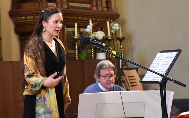 Marienpfarre in Hernals: „Flucht – Aufbruch in eine bessere Welt“ war das Hauptthema der Langen Nacht in der Redemptoristenkirche im 17. Bezirk. Die Mezzosopranistin Elisabeth Kirchner sang Lieder, die den oft einsamen Weg von Menschen offenbaren. Am Klavier begleitet wurde sie von Peter Hennebach | Foto: Markus A. Langer