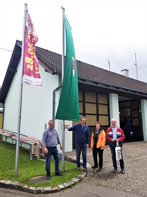 Gemeinschaftsprojekt: Gemeinde, Bibliothek und Feuerwehrhaus wurden als Veranstaltungsorte der „Langen Nacht“ für die Ausstellung im Rahmen des Fotowettbewerbs der Pfarre Großebersdorf zur Verfügung gestellt. Auf dem Bild hissen Vertreter der Feuerwehr, der Jäger, des Verschönerungsvereins und der Pfarrgemeinde die Lange Nacht-Fahne.  | Foto: Pfarre Großebersdorf
