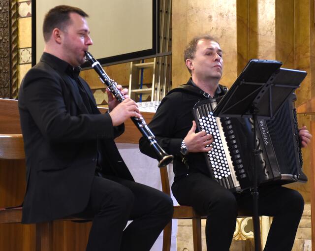 Pfarre St. Johann Nepomuk: In der Leopoldstadt stand traditionell jüdische Musik im Mittelpunkt. Sasha Danilov und Alexander Shevchenko gehören zur Spitze der heimischen Klezmerszene. Sie konzertieren weltweit von Moskau bis New York und von Tel Aviv bis Caracas. Diesmal freuten sich die beiden, endlich wieder ein kleines Konzert in Wien geben zu können. | Foto: Markus A. Langer