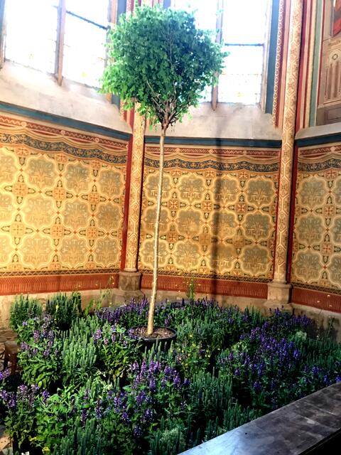 Du im Raum: In der Votivkirche gab es Architektur des Unermesslichen zu entdecken: luftige Vorhänge, diverse Objekte und Exponate. Die Ausstellung in Kooperation mit der Technischen Universität ist noch bis 16. Juni zu sehen. | Foto: Sophie Lauringer