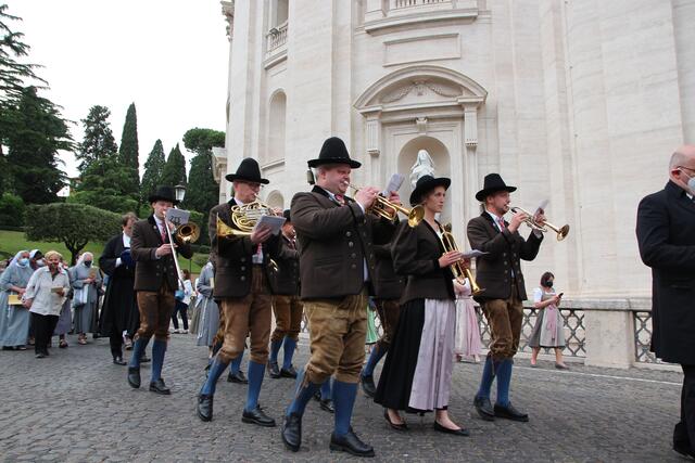 Rund um die Apsis der Petersbasilika ging die Prozession. Die Antheringer Musik gleich hinter Himmel und Klerus.   | Foto: RB/dap