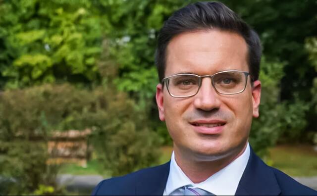 Dr. Andreas Kowatsch, Univ.-Prof. für Kirchenrecht in Wien, sieht Verbesserungen, aber auch weitere Kritikpunkte.