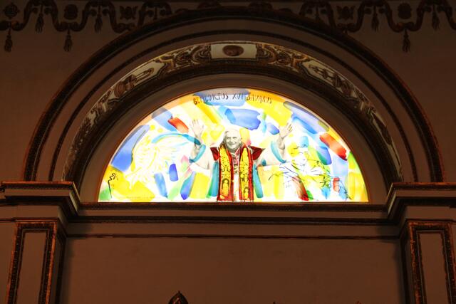 Papstfens­ter des Salzburger Künstlers Johann Weyringer in der Sakristei von Rektor Michael Max‘ Kirche Santa Maria dell‘Anima. | Foto: RB/dap