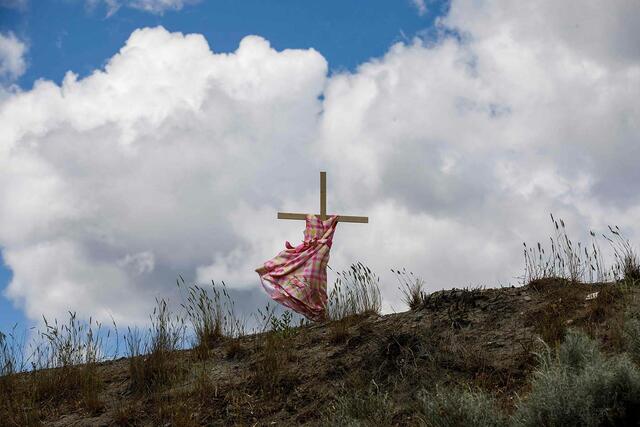 Ein Kleid im Wind wehend erinnert und mahnt an die Vorfälle in Kamloops.