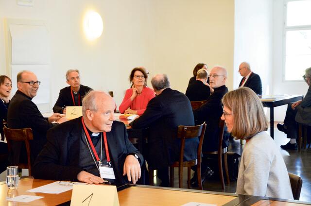 Aufeinander hören: Kardinal Christoph Schönborn im Gespräch mit Schulamtsleiterin Annamaria Ferchl-Blum (Diözese Feldkirch). | Foto: Paul Wuthe