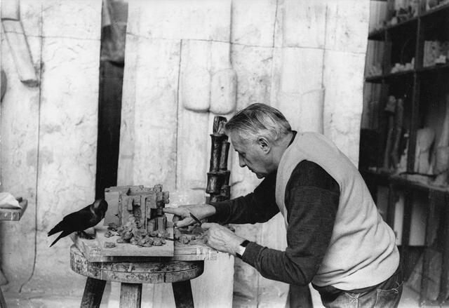 Fritz Wotruba in seinem Atelier bei der Arbeit an einem Tonmodell für das Projekt eines Karmelitinnenklosters (mit Dohle Hansi) 1967. | Foto: privat