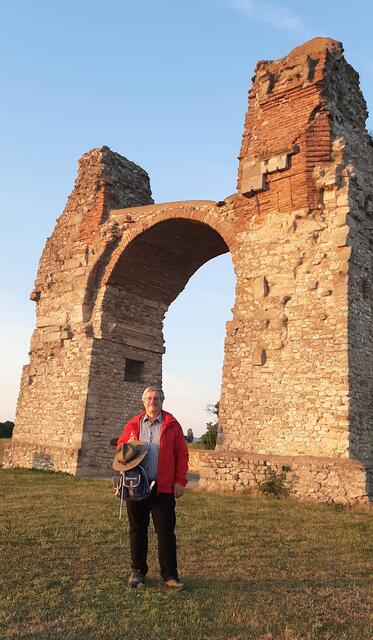 Das Heidentor, knapp außerhalb der Römerstadt Petronell-Carnuntum - hier in der Abendsonne - ist das größte erhaltene Bauwerk Österreichs aus der Römerzeit. | Foto: Wolfgang Linhart