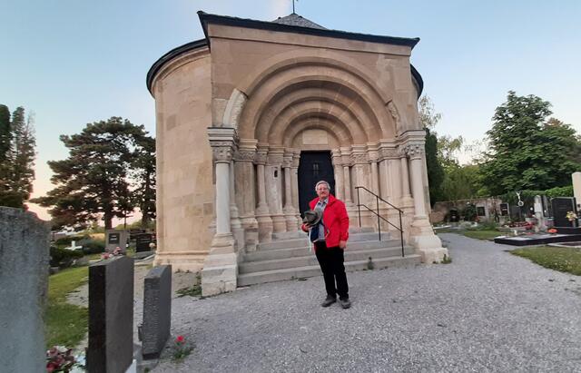 Neben der Marienkirche in  Bad Deutsch-Altenburg befindet sich der romanische Rundkarner. Einst mit tausenden Schädeln und Gebeinen gefüllt dient er der Pfarre heute als Aufbahnungshalle. | Foto: Wolfgang Linhart