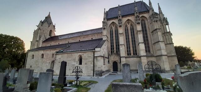 Auf einem Hügel über Bad Deutsch-Altenburg steht inmitten des Friedhofs die Marienkirche, eine beeidruckende dreischiffige romanisch-gotische Pfeilerbasilika. Von hier oben hat man auch einen schönen Blick auf die Donau. | Foto: Wolfgang Linhart