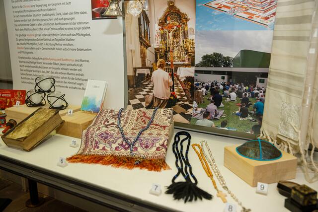Einblicke in die Bräuche und Feste von in Graz vertretenen Religionsgemeinschaften gibt die Ausstellung „Gemeinsam glauben. Gemeinsam leben“ im Grazer Diözesanmuseum.