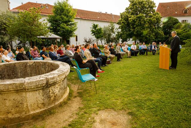  Eröffnet wurde die Ausstellung im Garten des Priesterseminars, hier mit Diözesan-museum-Direktor Heimo Kaindl.