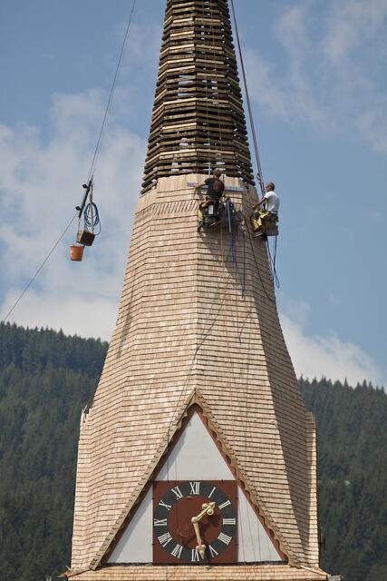 Die spektakuläre Baustelle im Dorfzentrum von St. Margarethen: 180 m² neue Holzschindeln für den Kirchturm.  | Foto: RB/privat
