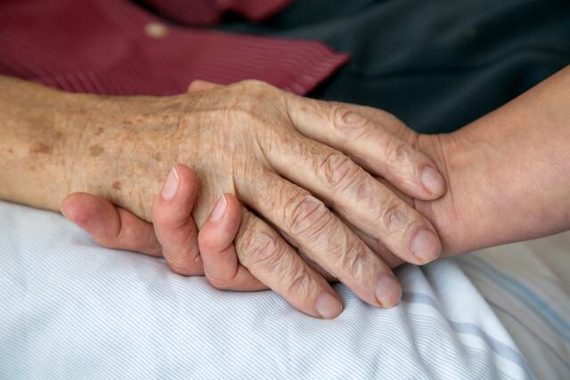 Am Ende des Lebens:  Sterben an der Hand, nicht durch die Hand eines Anderen. | Foto: Oberhaeuser/Caro/picturedesk.com