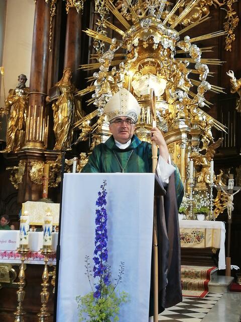 Wer auf Wallfahrt geht, verabschiedet sich für eine Zeit aus dem Alltagsleben und macht sich auf, um Christus zu suchen, predigte Bischof Wilhelm Krautwaschl bei der Wallfahrermesse in Maria Lankowitz. Der Bischof ermutigte, eine solche Aufbruchsbereitschaft im Vertrauen auf Christus auch in den gesellschaftlichen und kirchlichen Veränderungen zu pflegen.