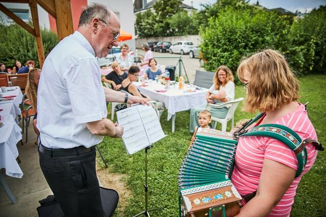 Für Bischof Alois Schwarz wurde beim Sommerfrühstück auch ein Geburtstagsständchen dargebracht. | Foto: Franz Gleiss
