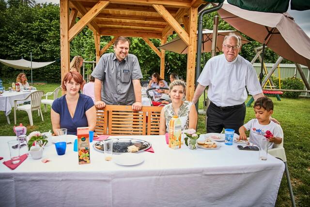 Bischof Alois Schwarz und Caritasdirektor Hannes Ziselsberger beim Sommerfrühstück im Mutter-Kind-Haus. | Foto: Franz Gleiss