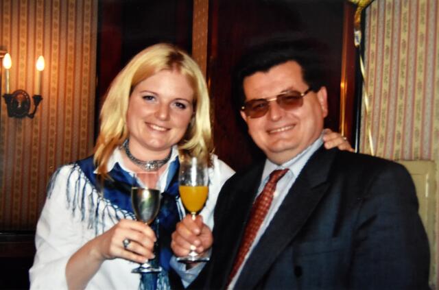 Vater und Tochter haben einen Grund zu feiern. | Foto: Privat