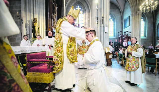 Mit der Handauflegung unter Schweigen weiht Bischof Wilhelm Krautwaschl den Admonter Benediktiner P. Vinzenz Schager zum Priester.