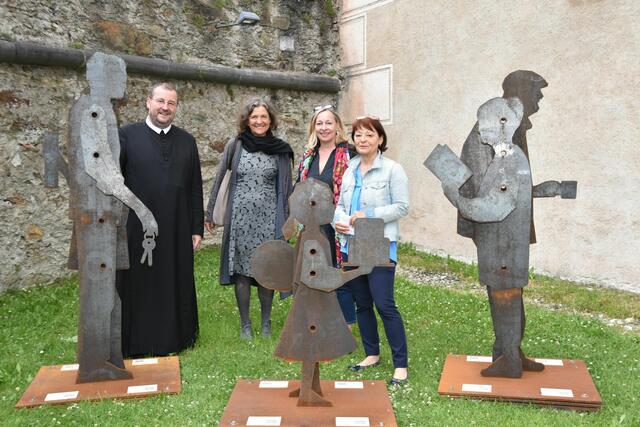 Wie nah Armut und Reichtum in unserer Gesellschaft beieinander liegen, zeigt die Installation jetzt in St. Lambrecht. Bei der Eröffnung v. l. Prior P. Gerwig Romirer, Gertrude Grossegger, Katrin Windischbacher (Familienreferat) und Dagmar Bojdunyk-Rack (Rainbows).