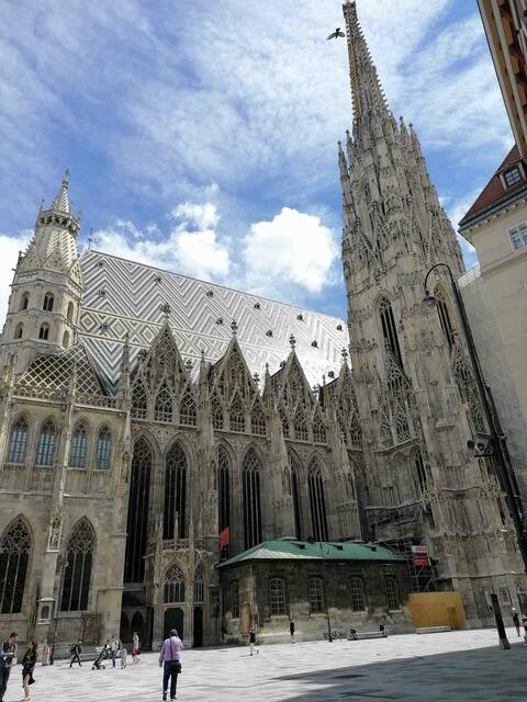 Im Sommer strahlt das Dach des Stephansdomes auf besondere Weise.