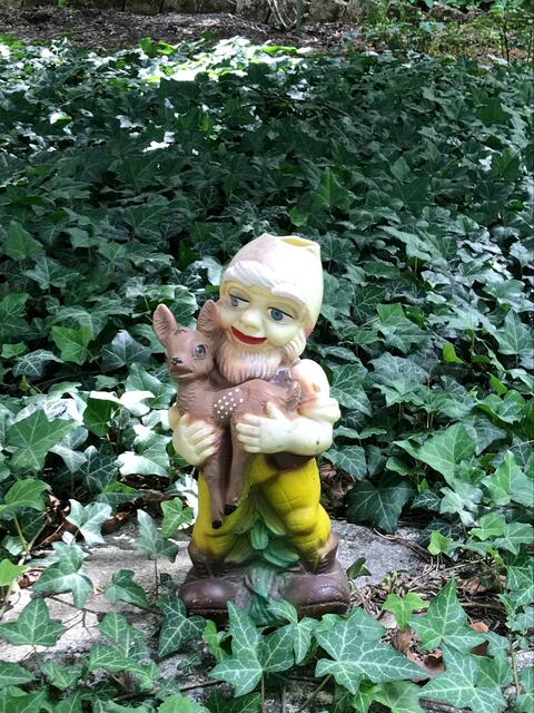 Ein alter Gartenzwerg im Pfarrgarten von St. Laurenz am Schottenfeld. | Foto: Sophie Lauringer