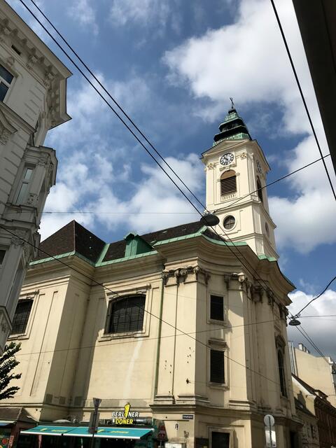 St. Laurenz am Schottenfeld liegt an der Straßenbahnlinie 49, direkter Nachbar ist ein beliebter Döner-Stand. | Foto: Sophie Lauringer