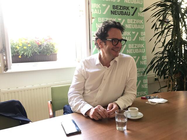 Bezirksvorsteher Markus Reiter in seinem Büro. | Foto: Sophie Lauringer