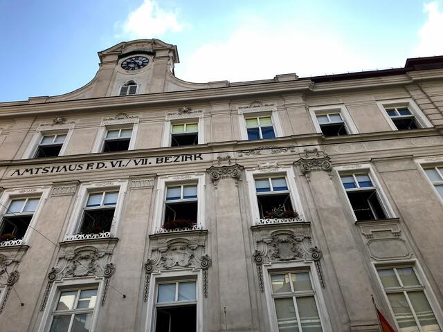 Amtshaus der Wiener Bezirke 6 und 7. | Foto: Sophie Lauringer