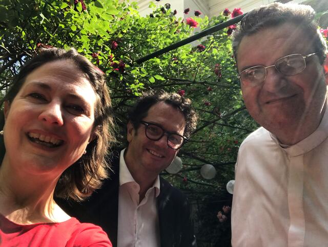 SONNTAG-Chefredakteurin Sophie Lauringer hat sich mit Markus Reiter und Peter Fiala im 7. Wiener Gemeindebezirk getroffen. Im Hintergrund der Rosenbogen im Pfarrgarten von St. Laurenz am Schottenfeld.