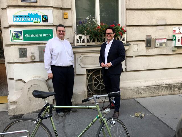 Seelsorger Peter Fiala und Politiker Markus Reiter unterwegs im Bezirk. | Foto: Sophie Lauringer
