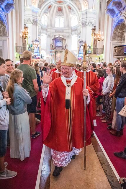 Wieder unter Menschen sein – darauf freut sich Erzbischof Franz Lackner. Das Bild zeigt ihn bei einem Fest der Jugend im Dom. | Foto: RB/Loretto Gemeinschaft