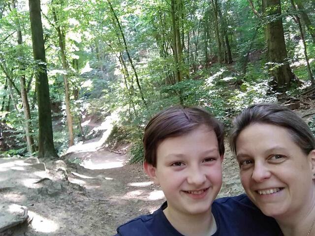 Wunderschön ist es hier. Still und ruhig – die Straße haben wir nicht nur hinter uns gelassen, sondern komplett vergessen. Nur noch der Wald liegt vor uns. | Foto: aha