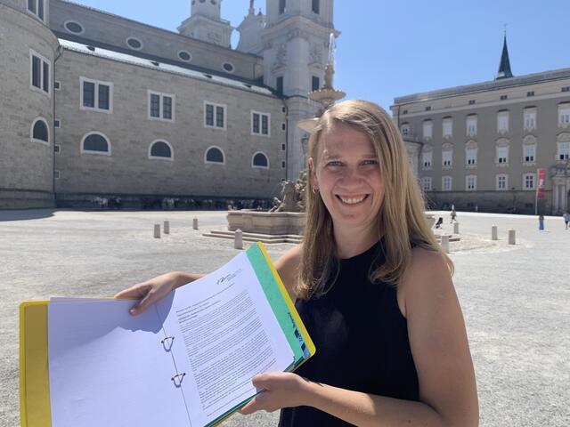 Die neuen Statuten zeigt Manuela Wolf
gerne her.