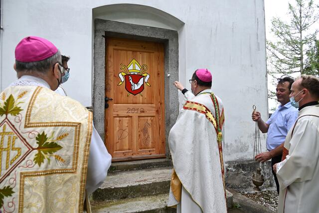 Dabei segneten sie auch die Wappen der beiden Diözesen an der Kirche St. Pongratzen. | Foto: Potrpin
