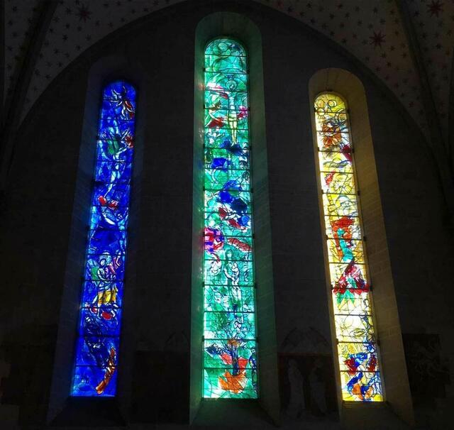 Chagalls Glaskunst: das blaue Gesetzesfenster, das grüne Christusfenster, das gelbe Zionsfenster.  | Foto: Helmut Wimmer