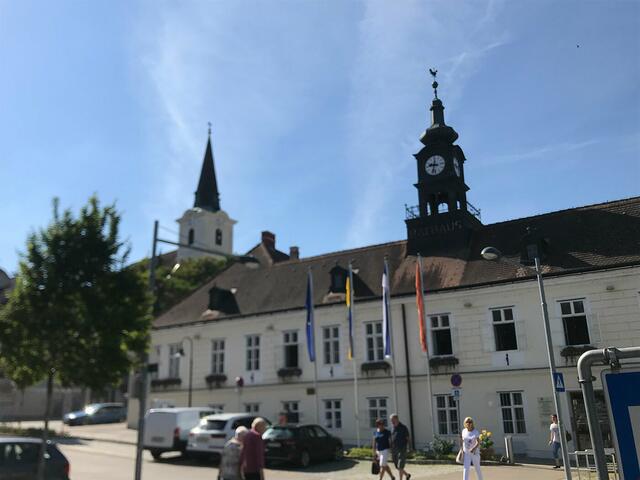 Seite an Seite Pfarrkirche und Rathaus sind in Hollabrunn fast nebeneinander. | Foto: privat