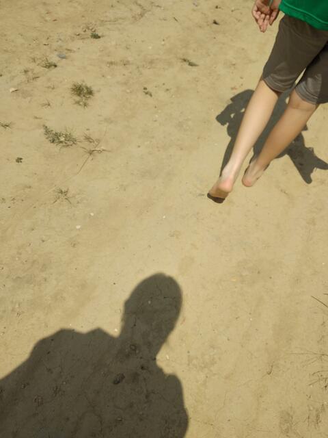 Der Sand ist ausgesprochen angenehm – warm und weich fühlt es sich für mich an, fast wie am Strand.  | Foto: Andrea Harringer