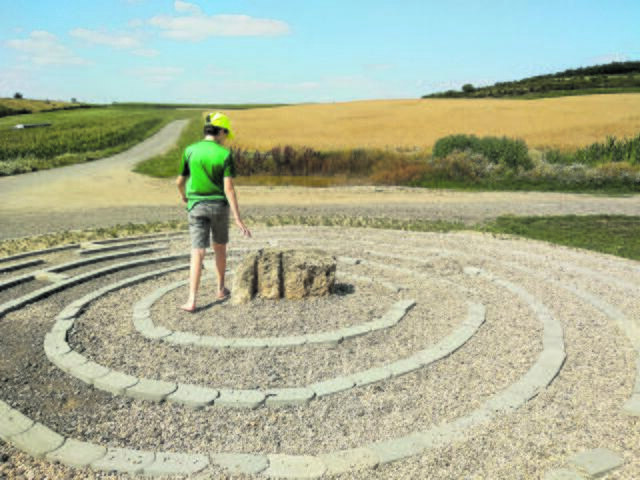 Wer dann immer noch nicht genug vom Barfußgehen hat, der kann im mit Schotter ausgelegten Bodenlabyrinth noch seine Runden ziehen.  | Foto: Andrea Harringer