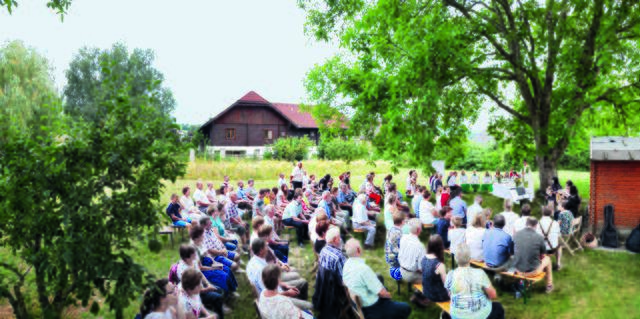 Feldmesse im Pfarrgarten der Pfarre Biberbach unter dem Blätterdach des großen Nussbaums. | Foto: zVg
