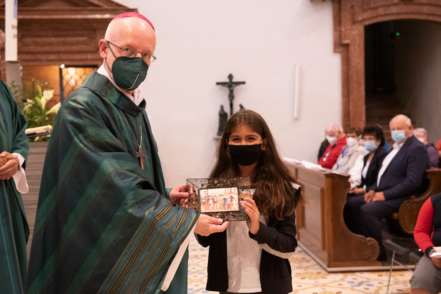 Weihbischof Franz Scharl feierte mit den Roma-Wallfahrern den Festgottesdienst. Der Malteser Hospitaldienst unterstützt das Roma-Bildungsprojekt „Chavore“ und ermöglichte auch heuer wieder die Roma-Wallfahrt nach Mariazell. | Foto: Kuss, Steiner (2)