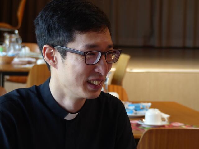 Gregor Lim Hyung jun. Der koreanische Priester studiert seit mehreren Jahren in der Mozartstadt und ist die direkte Verbindung in Salzburgs koreanische Partnerdiözese Daegu.