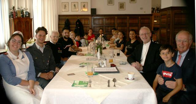 Nach dem Festgottesdienst in der Basilika stärken sich die Malteser Viktoria Rudorfer, Johannes Lebesmühlbacher und Martin Auer sowie Kinder und Erwachsene aus dem Roma-Projekt „Chavore“, Caritas-Mitarbeiterin Sabine Friesz, Weihbischof Franz Scharl, Roma-Botschafter Franz Graf von Salm-Reifferscheidt und Lukas aus Graz.