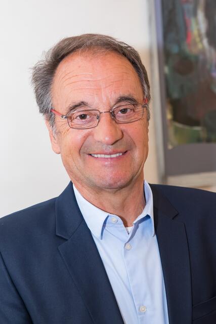 Der langjährige Leiter des Wirtschaftsförderungsinstituts der Wirtschaftskammern Österreich (kurz WIFI) Ing. Mag. Peter Hochegger ist ein Kenner der Wirtschafts- und Arbeitswelt.